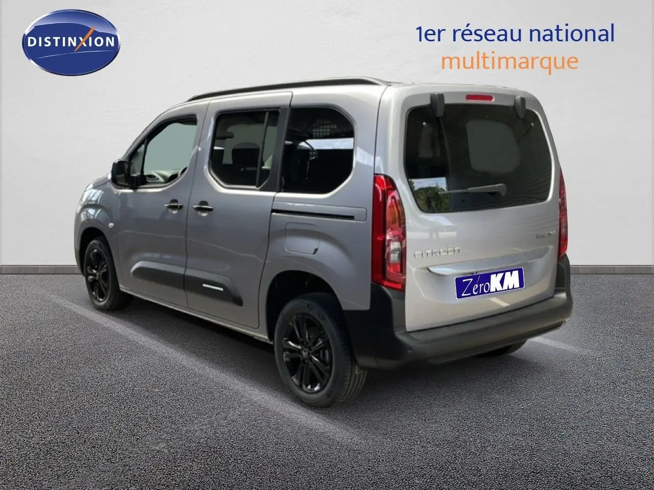 Vue 3/4 arrière droite du Citroën Berlingo gris Artense métal avec jantes noires et vitres teintées.