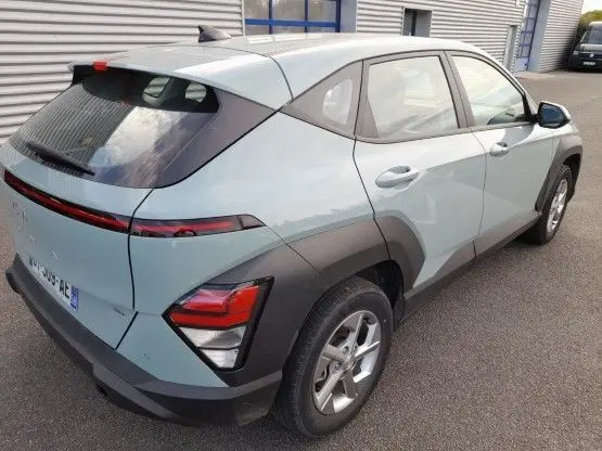 Vue 3/4 arrière droite d'un Hyundai Kona 2024 hybride en vert Mirage avec feux arrière LED et jantes alliage 16 pouces.