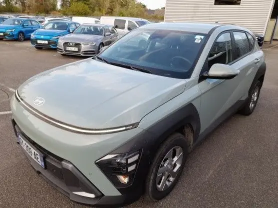 Vue 3/4 avant droite d'un Hyundai Kona 2024 hybride en vert Mirage avec phares LED et jantes alliage.