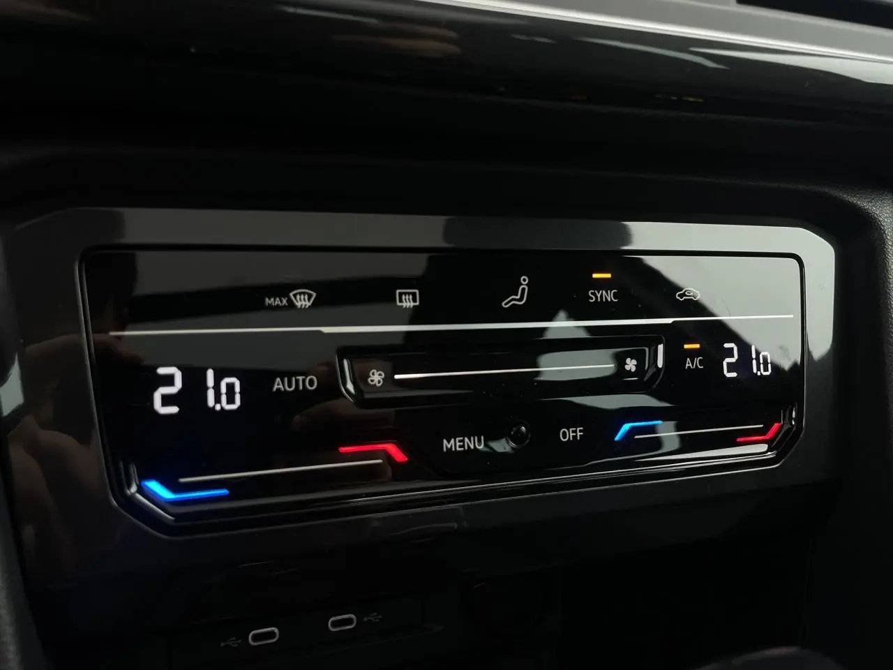 Panneau de commande de la climatisation automatique tri-zone du SEAT Tarraco 1.4 e-Hybrid 245 DSG6 FR, affichant 21°C.