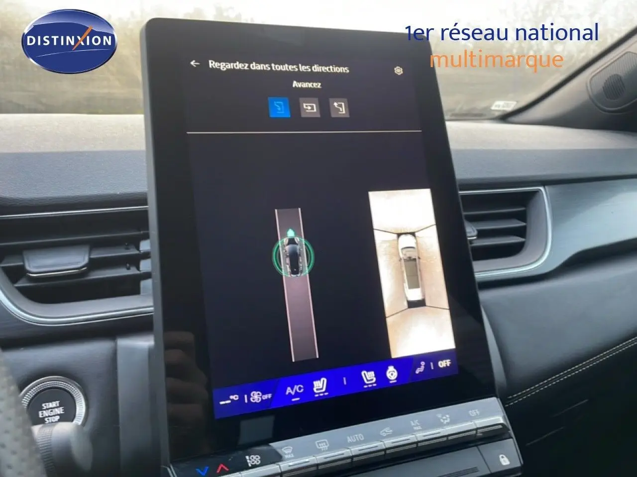 Vue intérieure centrée sur l'écran tactile du tableau de bord de la Renault Symbioz gris cassiopée, affichant la caméra 360° et l'aide au stationnement.