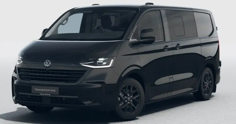 Vue 3/4 avant du Volkswagen Transporter ProCab noir métallisé avec jantes alliage noires et phares LED Matrix allumés.
