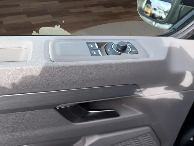 Détail de la porte côté conducteur du Volkswagen Transporter ProCab noir, avec commandes électriques des vitres et rétroviseurs.