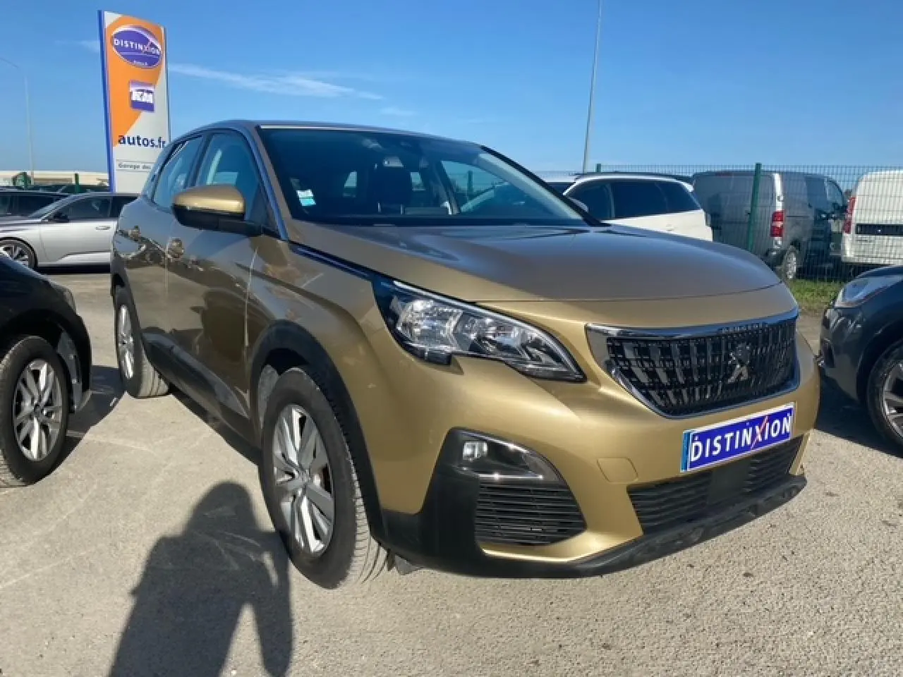 Peugeot 3008 beige clair vue 3/4 avant droit, avec calandre noire et jantes alliage 17 pouces Chicago.
