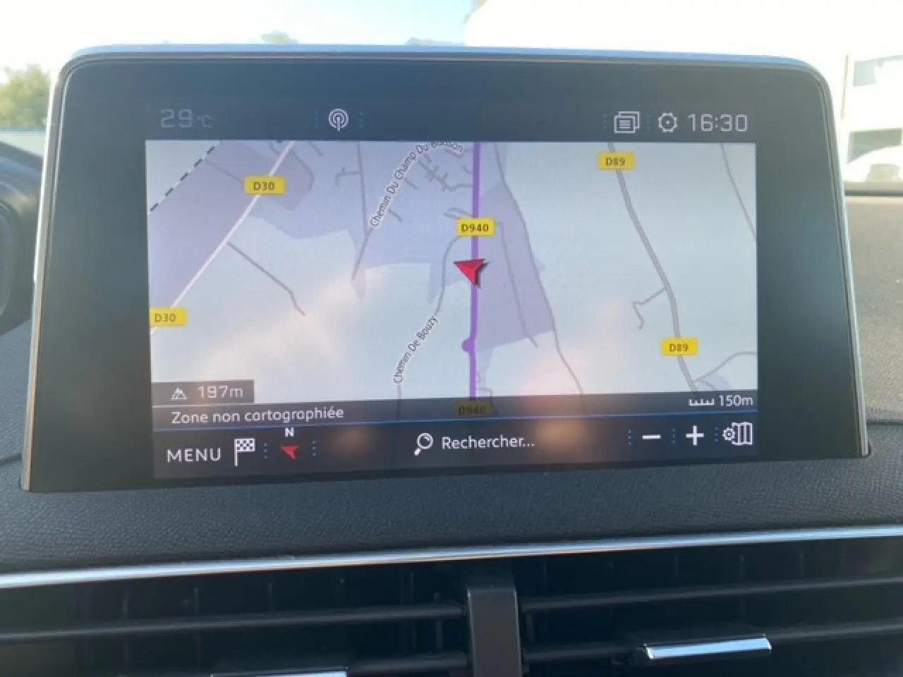 Écran tactile 8 pouces du système de navigation Peugeot 3008 2018 affichant une carte GPS en intérieur.
