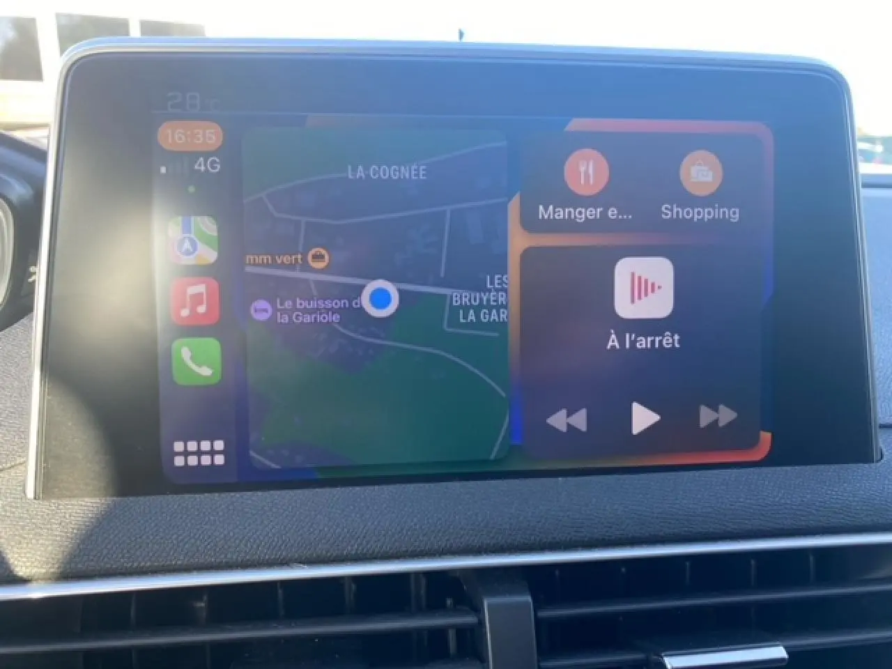 Écran tactile central du Peugeot 3008 affichant la navigation et les commandes multimédia, vue intérieure frontale.