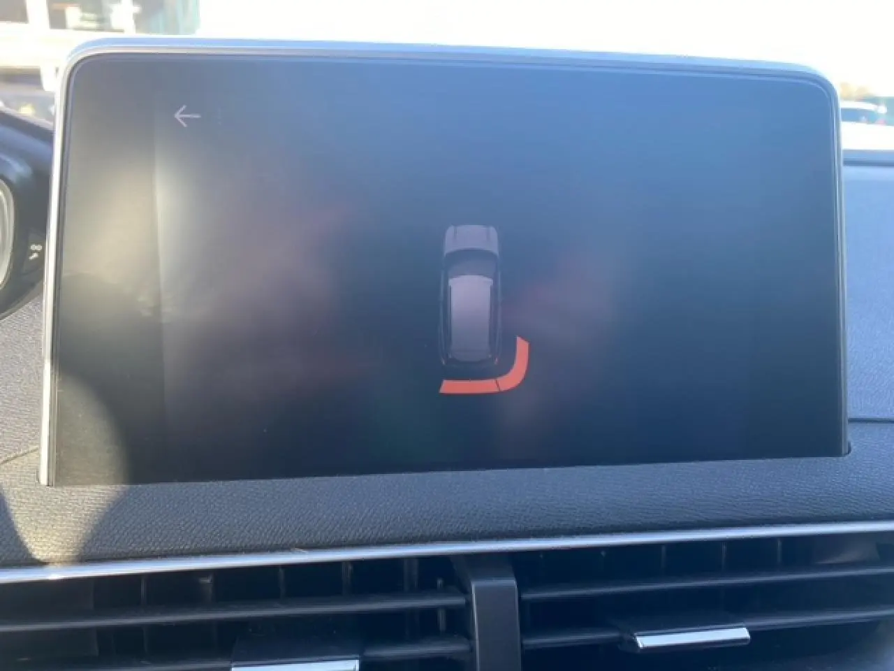 Écran tactile du tableau de bord du Peugeot 3008 affichant l’aide au stationnement arrière.