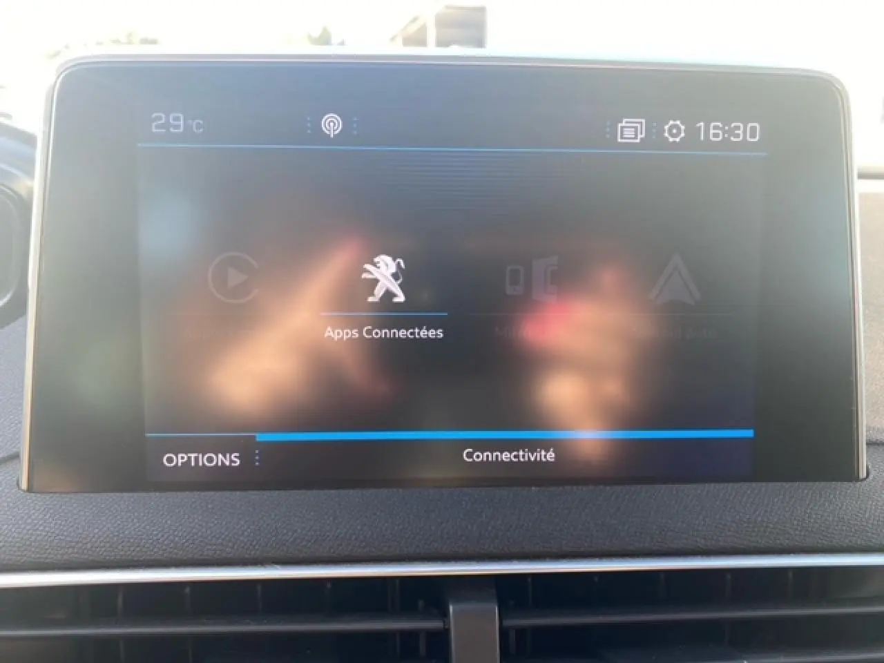 Écran tactile central du Peugeot 3008 beige clair, affichant le menu "Apps Connectées" avec interface numérique.