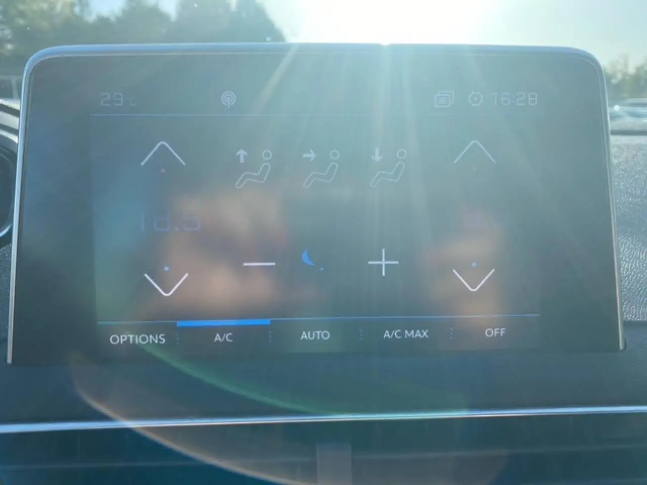 Écran tactile du tableau de bord du Peugeot 3008 beige clair, affichant les réglages de climatisation automatique.