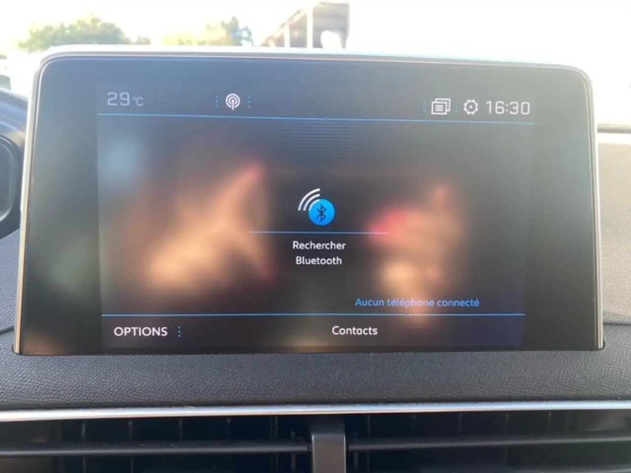 Écran tactile central du Peugeot 3008 beige clair affichant la recherche Bluetooth, vue intérieure frontale.