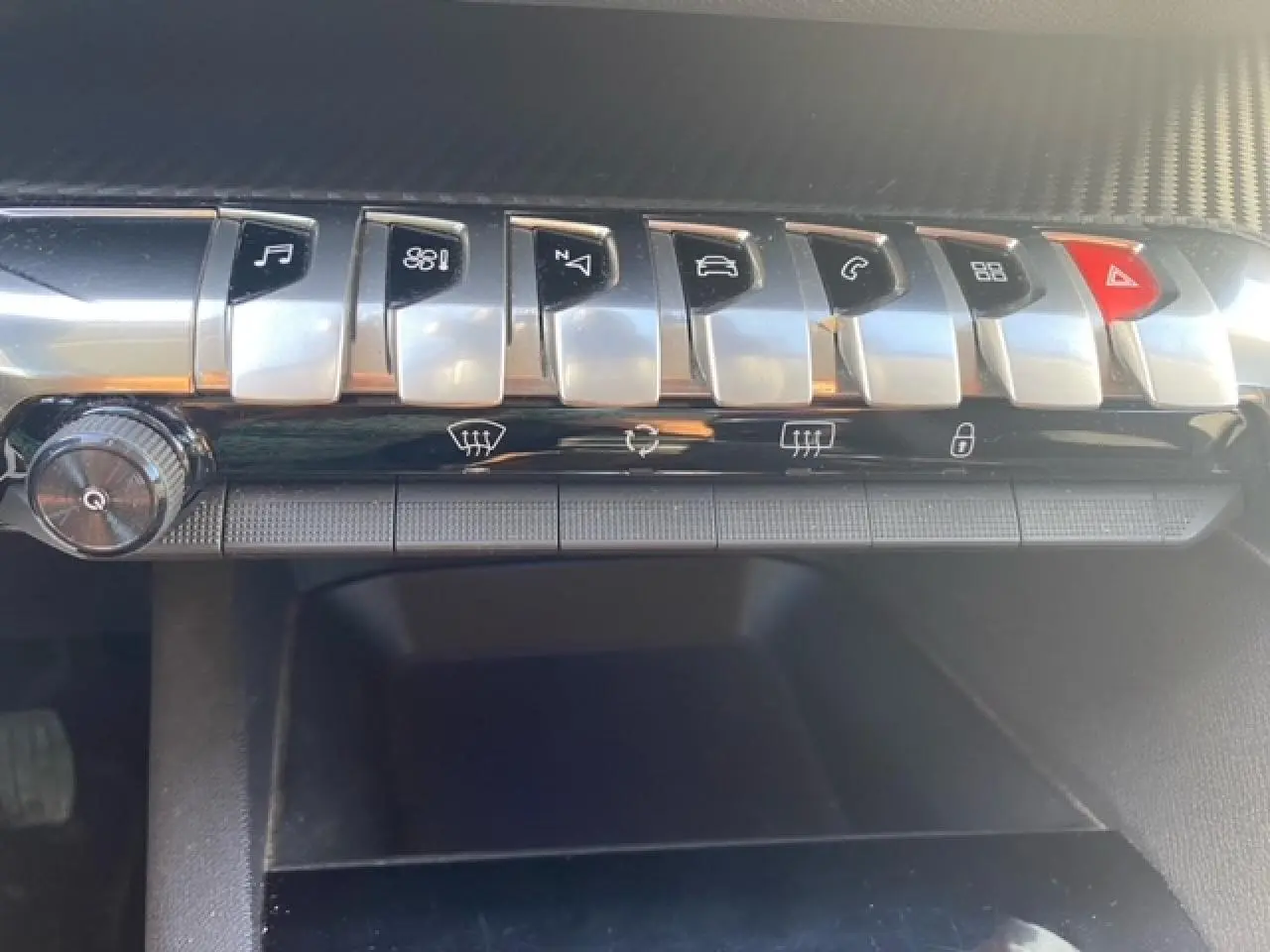 Gros plan sur la rangée de boutons argentés du tableau de bord du Peugeot 3008 beige clair, version 2018.
