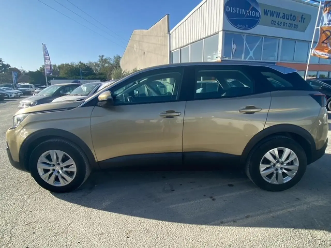Peugeot 3008 beige clair vue de profil côté gauche, avec jantes alliage 17 pouces et toit noir contrasté.
