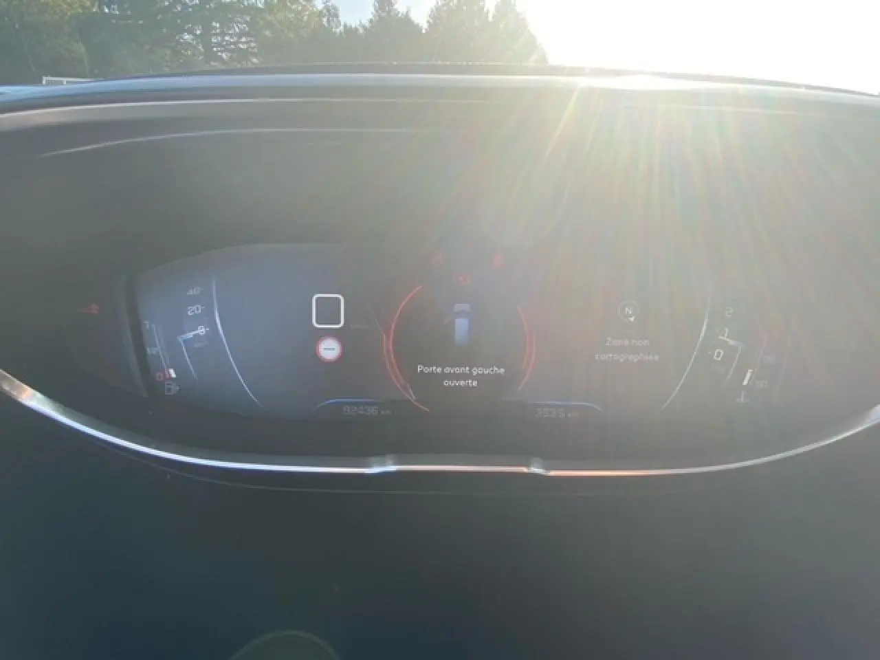 Tableau de bord numérique du Peugeot 3008 beige clair, affichant une porte avant gauche ouverte, vu de face.