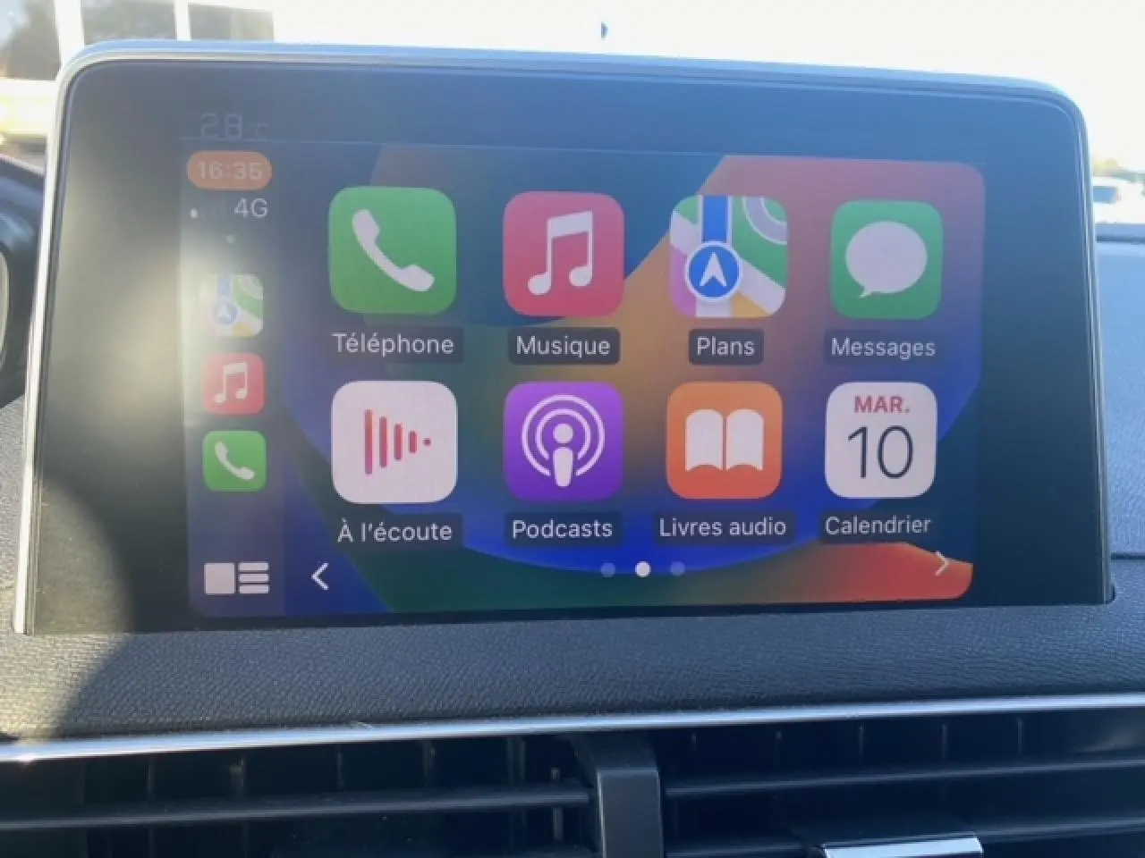 Écran tactile central du Peugeot 3008 beige clair affichant les applications Apple CarPlay en intérieur.