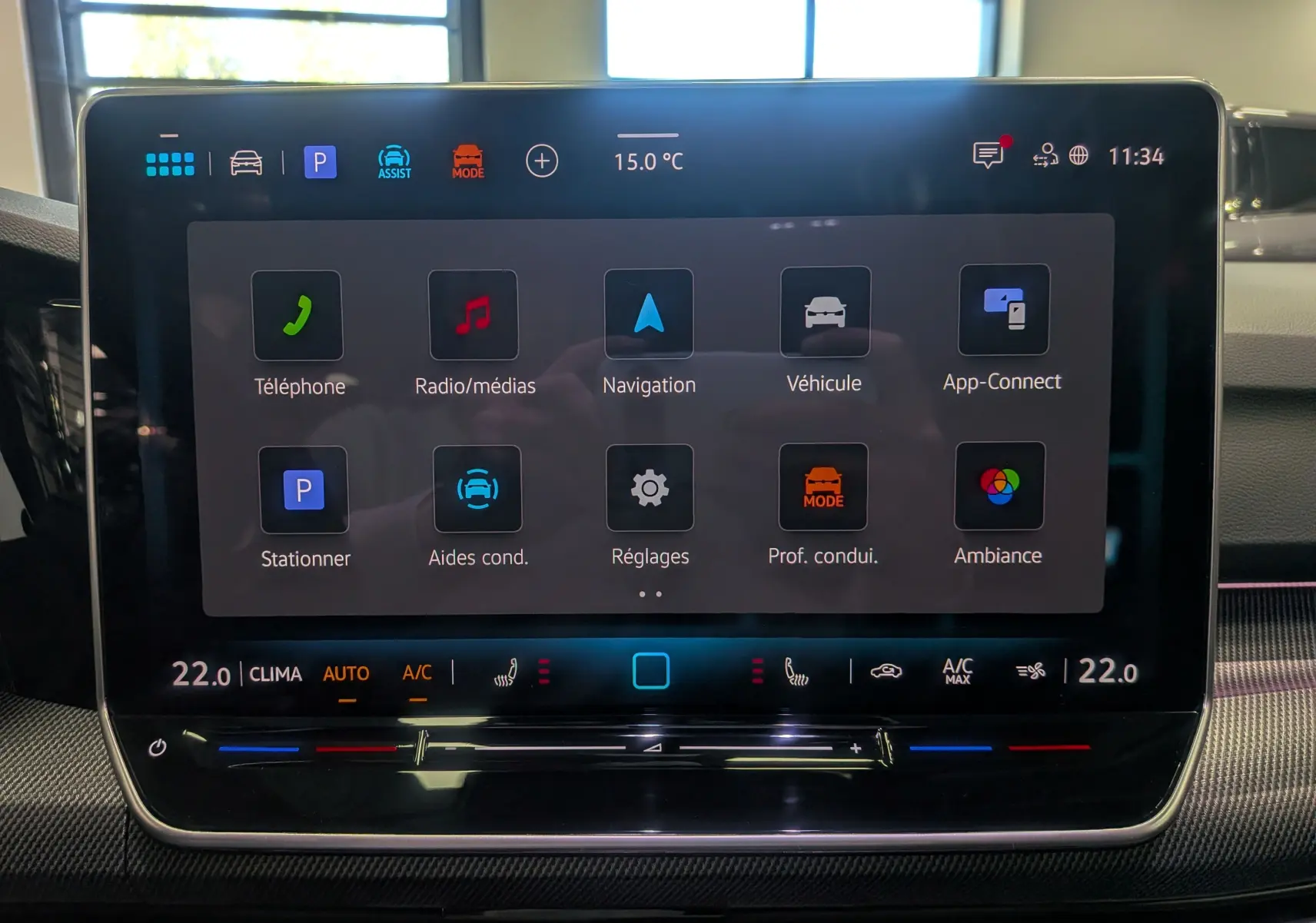 Écran tactile central de la Volkswagen Golf VIII 1.5 eTSI R-Line Edition affichant le menu principal des fonctions.