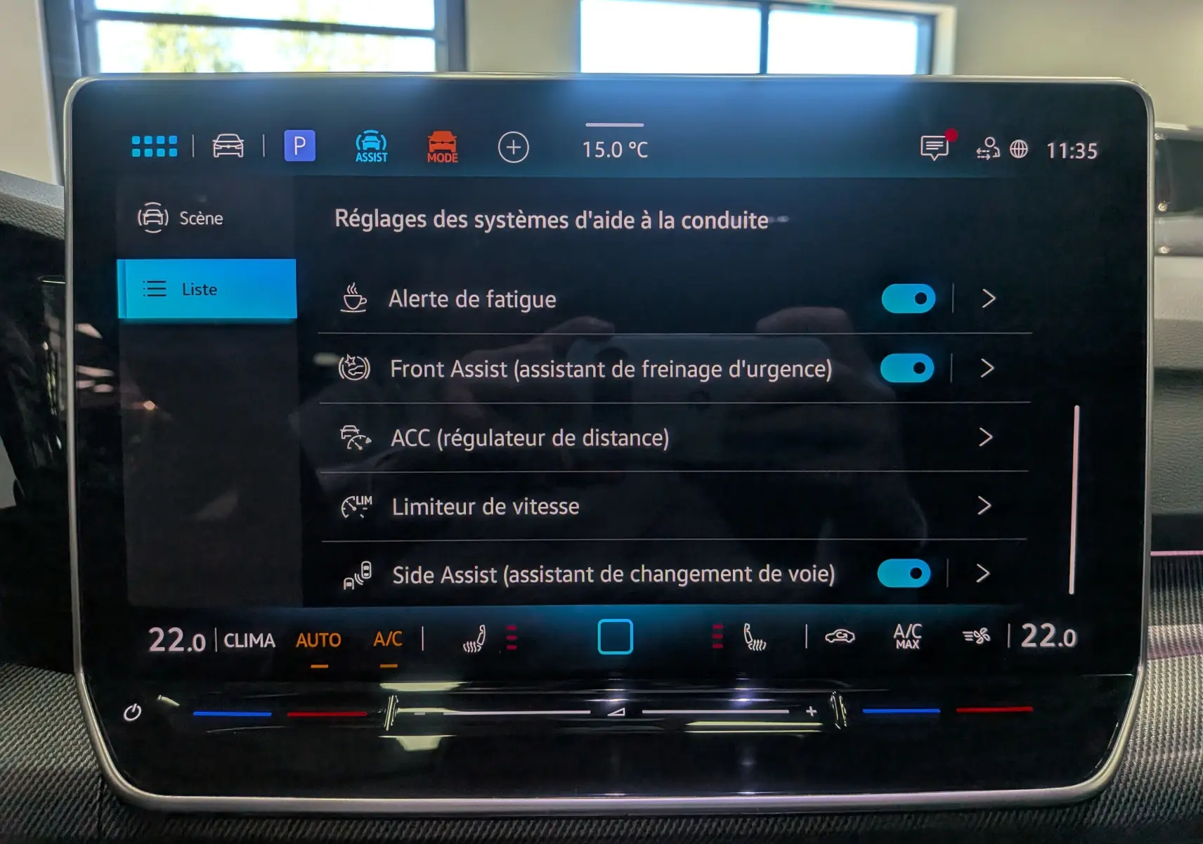 Écran tactile central de la Volkswagen Golf VIII gris Urano montrant les réglages des aides à la conduite.