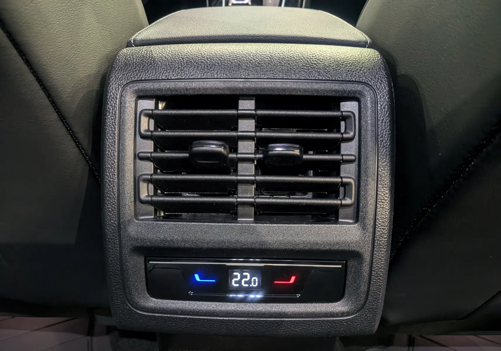Détail de la ventilation arrière avec réglage de la température à 22°C dans une Volkswagen Golf VIII gris Urano.