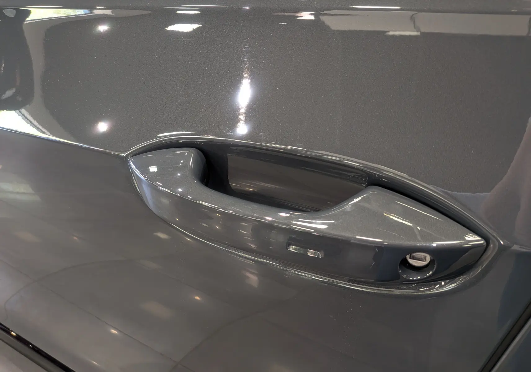 Poignée de porte gris Urano en gros plan sur une Volkswagen Golf VIII 1.5 eTSI R-Line Edition 2026.