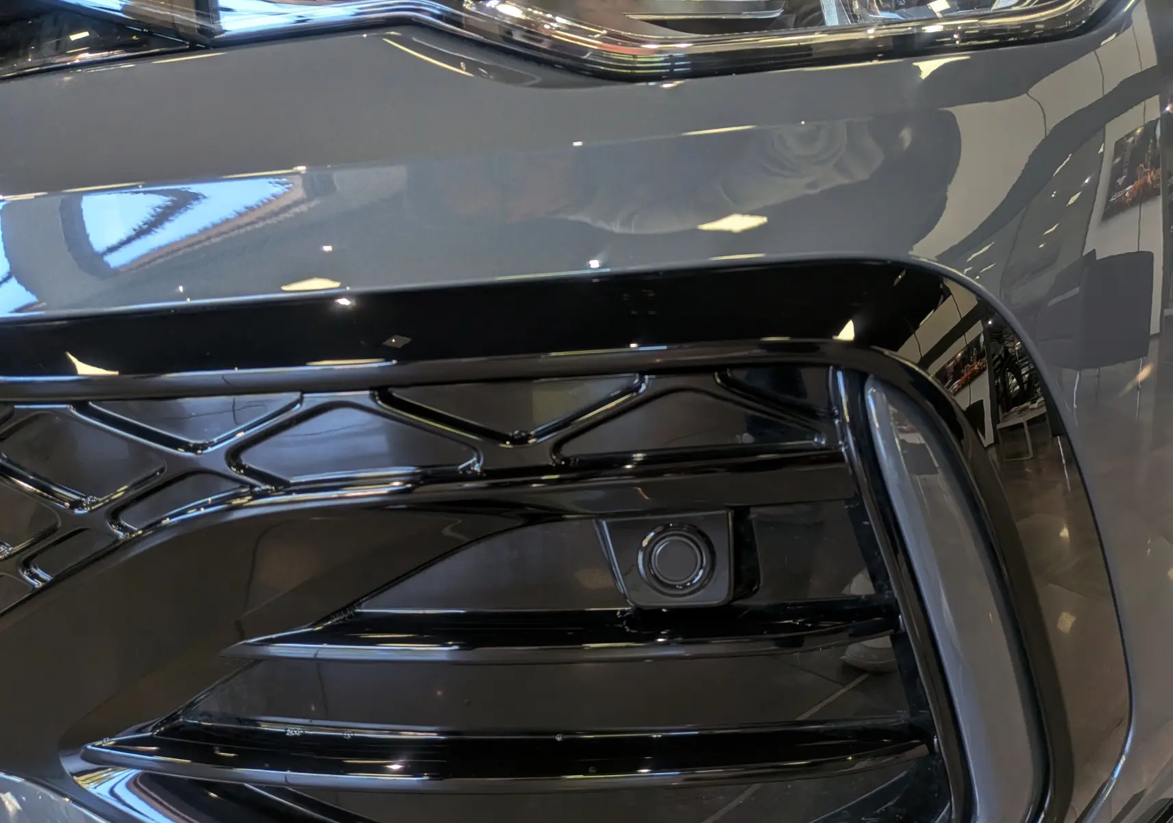 Gros plan sur la calandre avant noire et le pare-chocs gris Urano de la Volkswagen Golf VIII R-Line 2026.