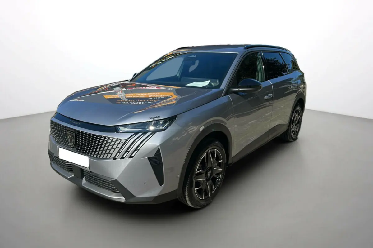 Peugeot 5008 Hybrid gris artense en 3/4 avant droit, avec calandre distinctive et jantes alliage 19 pouces.