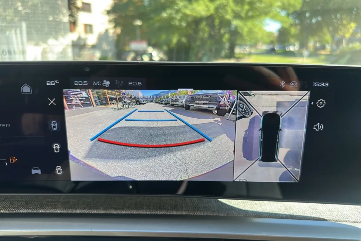 Écran de caméra 360° et recul du Peugeot 5008 Hybrid gris Artense montrant l’environnement autour du véhicule.