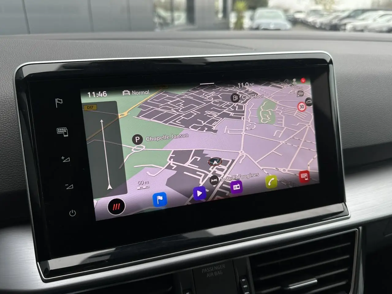 Écran tactile central du SEAT Tarraco 2024 affichant la navigation avec carte détaillée en intérieur noir.