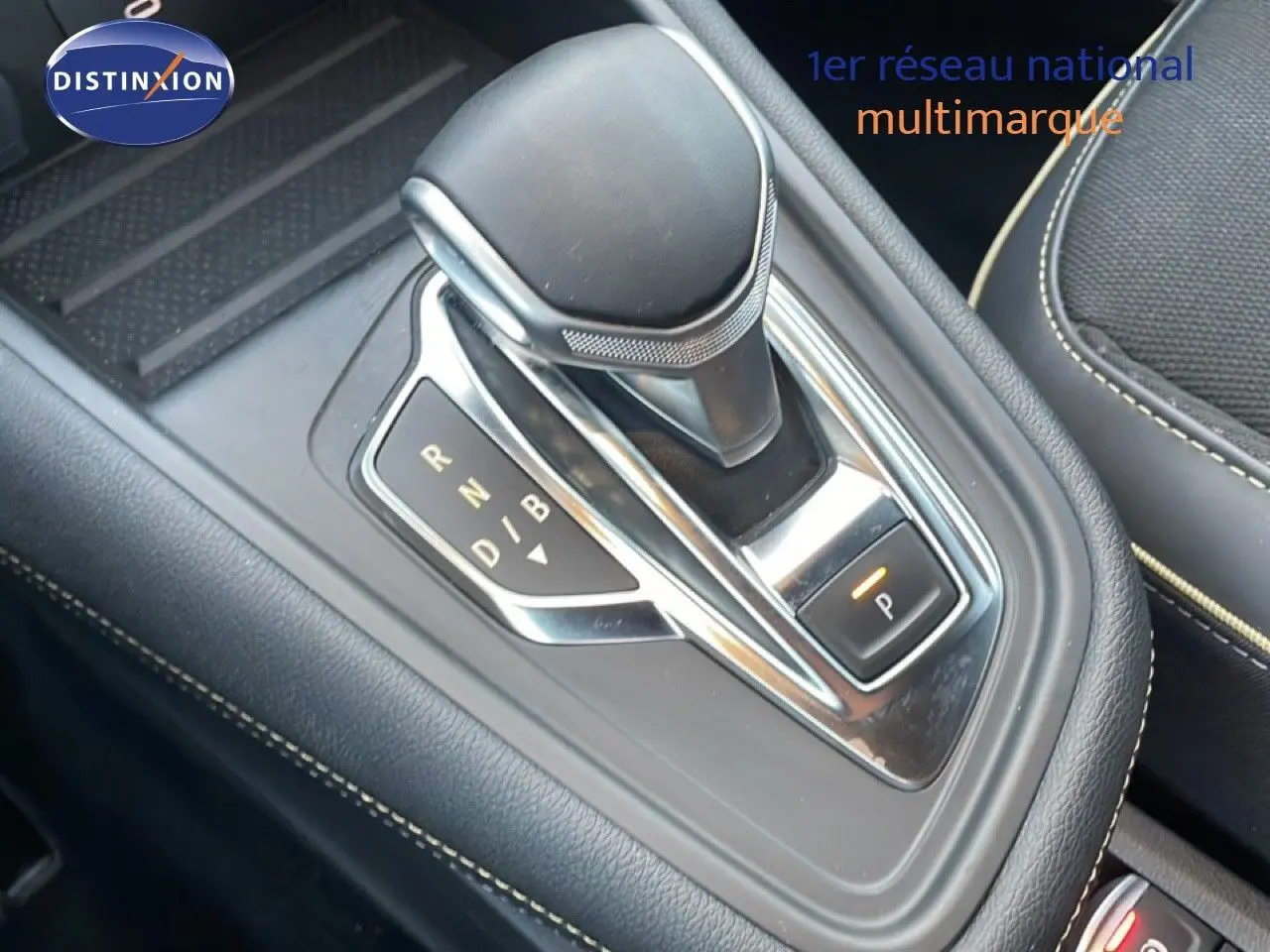 Le levier de vitesses automatique noir et chrome de la Renault Symbioz E-Tech gris Cassiopée, vue intérieure rapprochée.