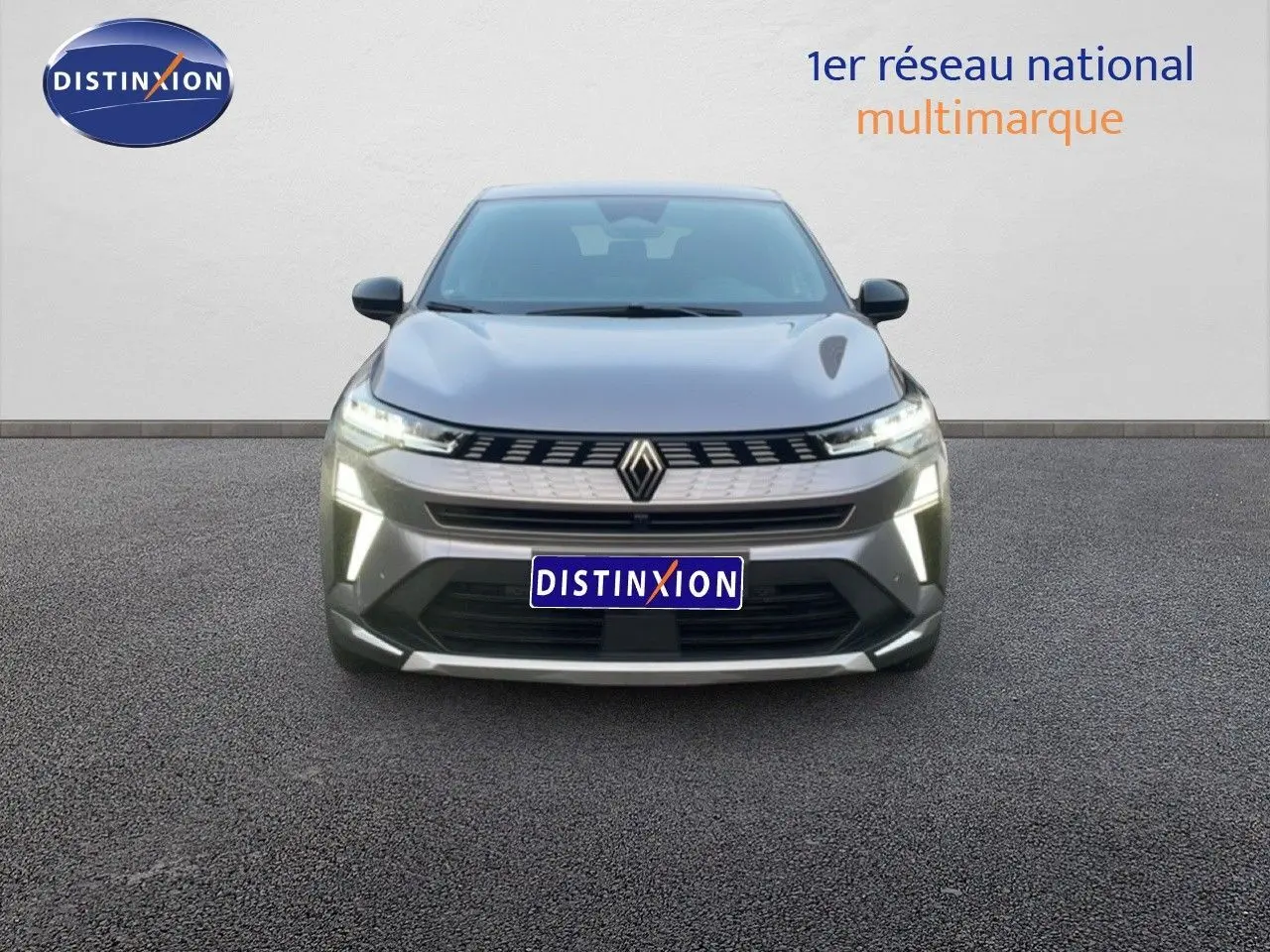 Vue frontale d'une Renault Symbioz gris cassiopée métal avec éclairage LED distinctif allumé.