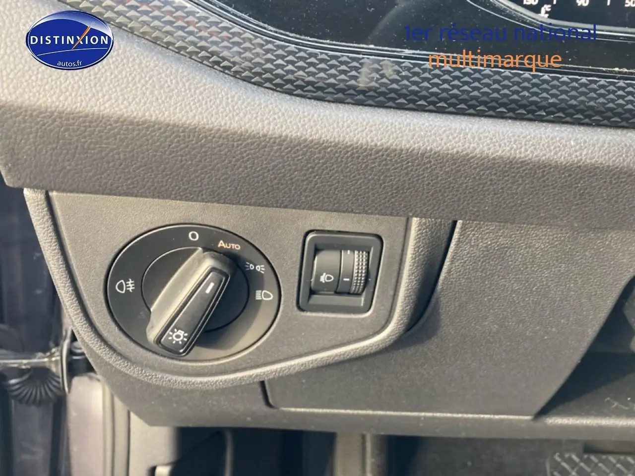 Gros plan sur le bouton de commande des phares dans l'habitacle gris cendre d'une Volkswagen Polo 2025.