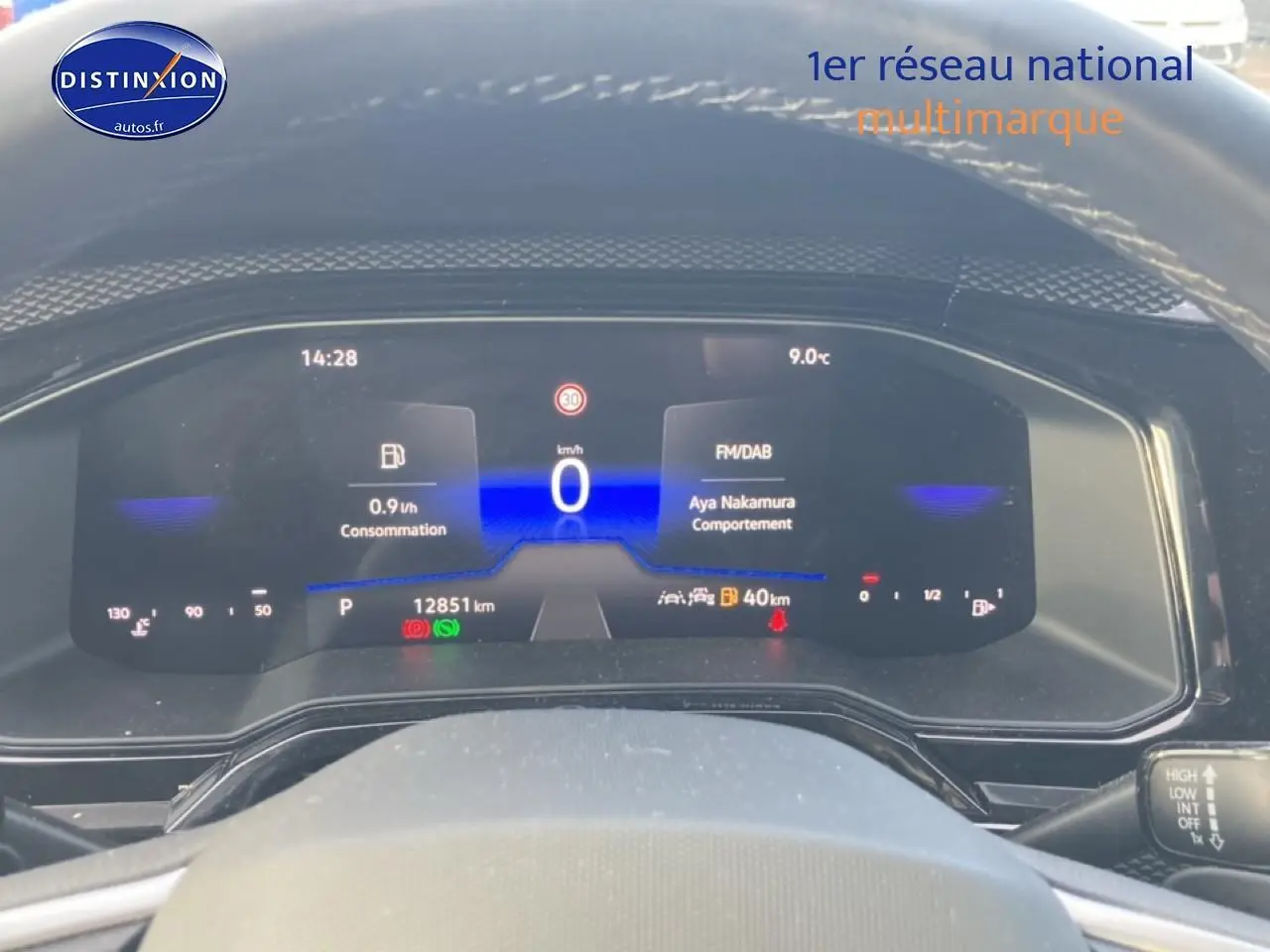 Vue intérieure du tableau de bord numérique de la Volkswagen Polo gris cendre, affichage vitesse et infos multimédia.