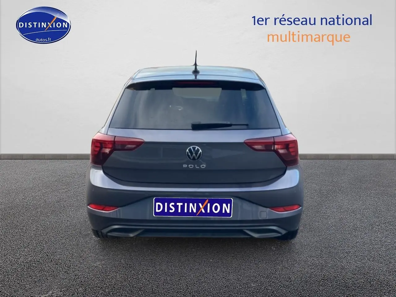 Vue arrière d'une Volkswagen Polo gris cendre 2025 avec feux arrière LED et antenne de pavillon visible.