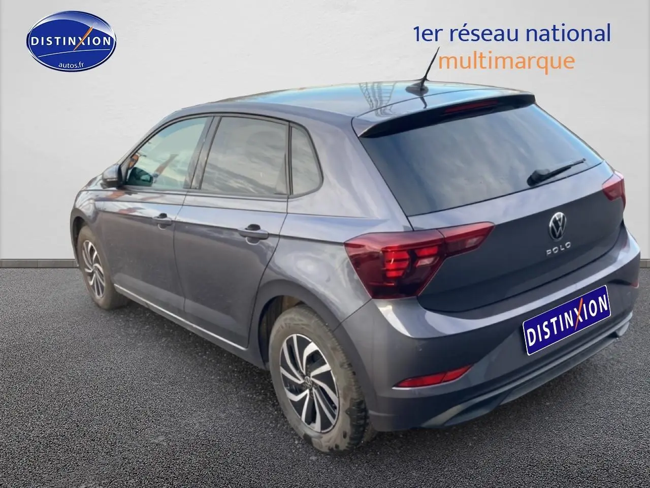 Vue 3/4 arrière droite d'une Volkswagen Polo gris cendre avec vitres surteintées et jantes alliage 15 pouces.