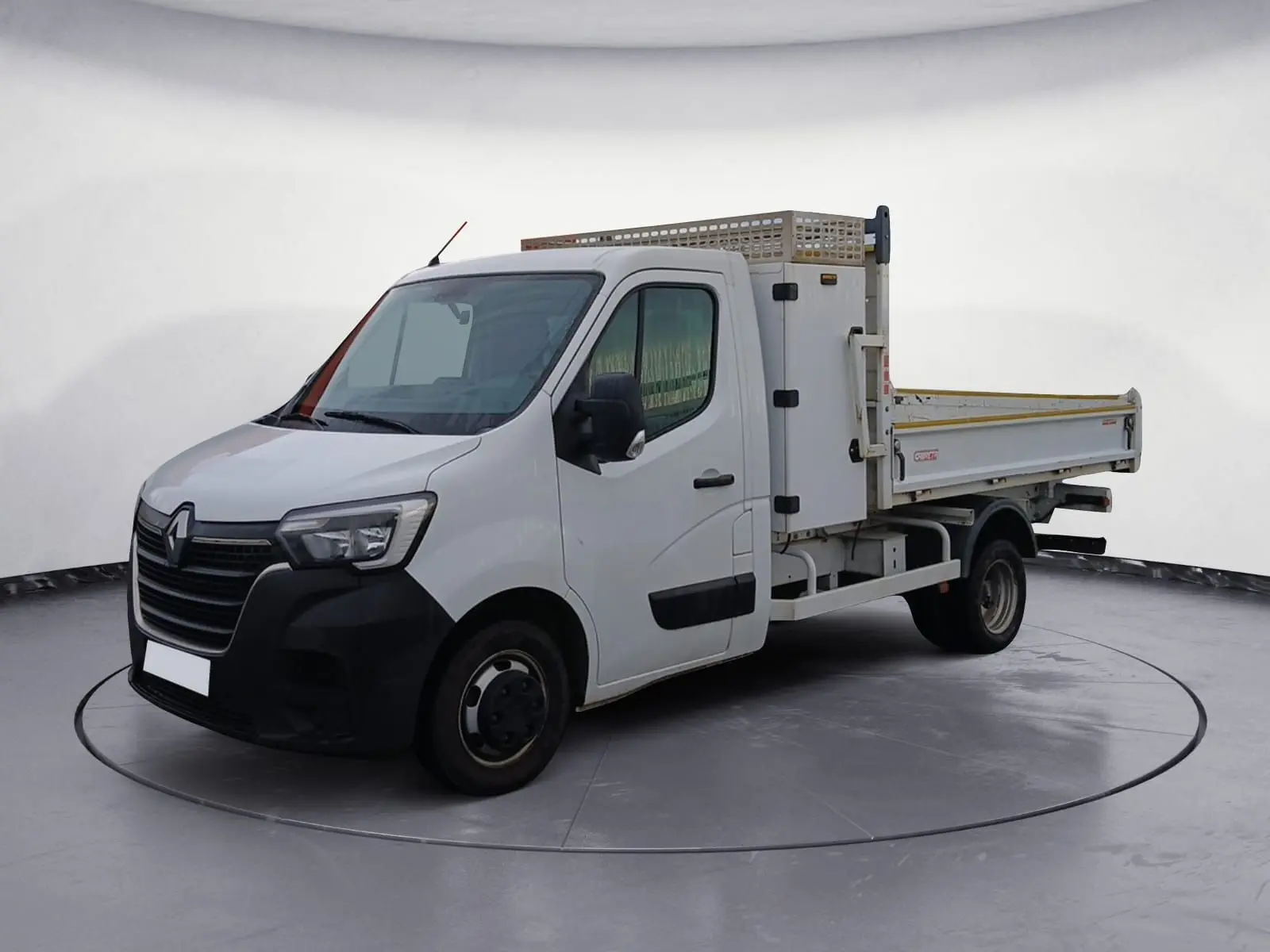Renault Master blanc vue 3/4 avant droit avec benne et coffre arrière, véhicule utilitaire de 2022.