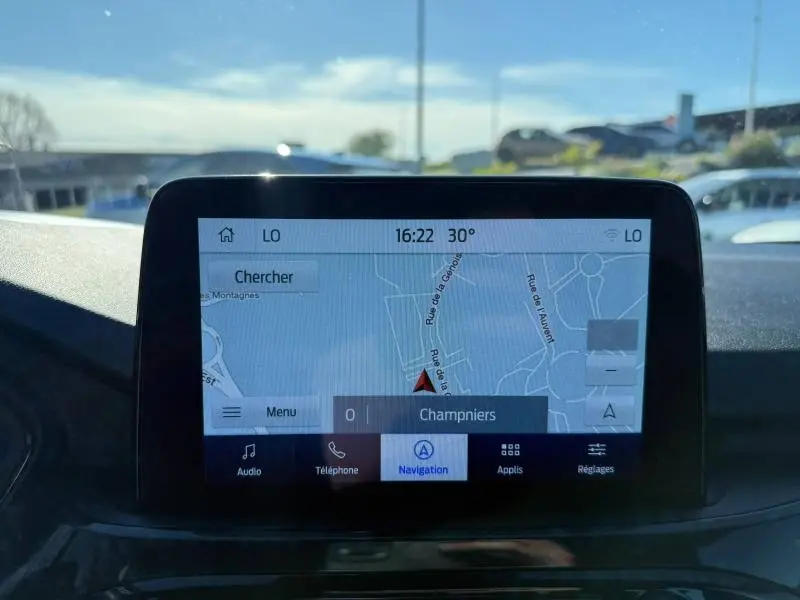 Écran tactile central du Ford Kuga 2.0 EcoBlue 2024 affichant la navigation GPS en plein jour.