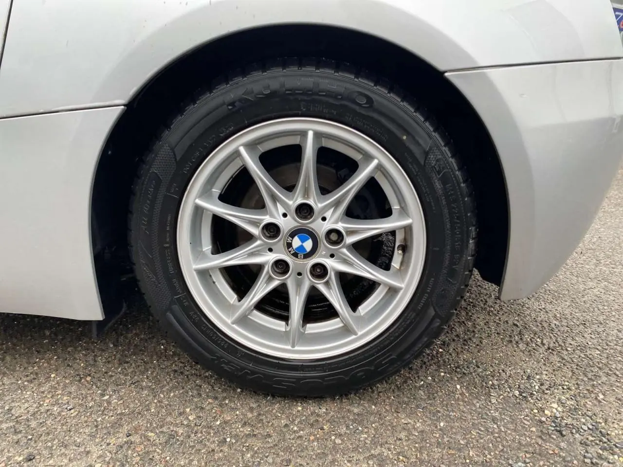 Gros plan sur la jante alliage léger 16 pouces argentée et le pneu d'une BMW Z4 Roadster gris clair, partie arrière droite visible.