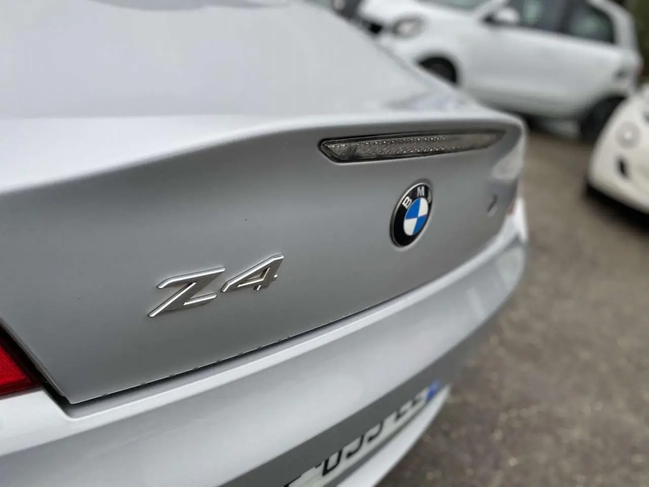 Gros plan sur l'arrière gris clair d'une BMW Z4 Roadster 2005, avec logo et badge Z4 bien visibles.