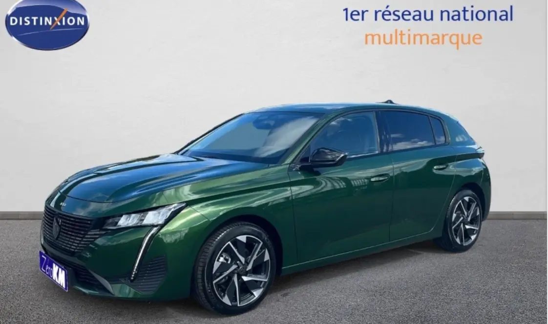 PEUGEOT 308 vert foncé vue 3/4 avant droit avec jantes alliage 17 pouces et feux LED distinctifs.