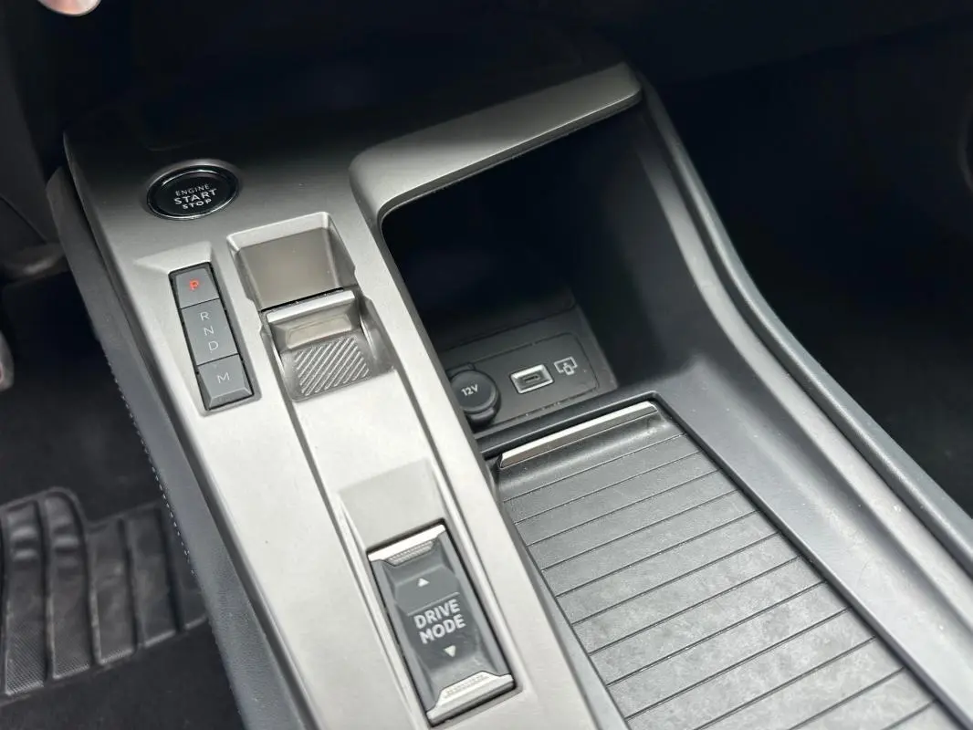 Gros plan sur la console centrale de la Peugeot 308 2023 avec bouton start/stop et commandes de boîte manuelle.