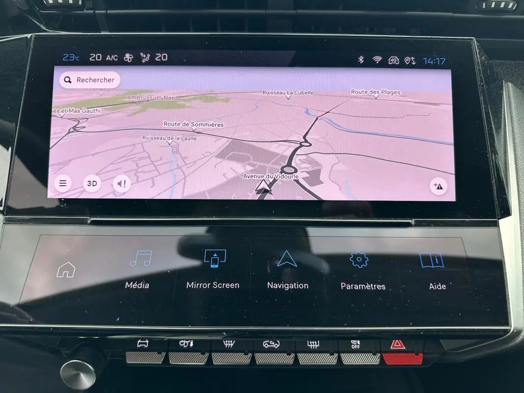 Vue rapprochée de l’écran tactile du tableau de bord de la Peugeot 308 2023, affichant la navigation GPS.
