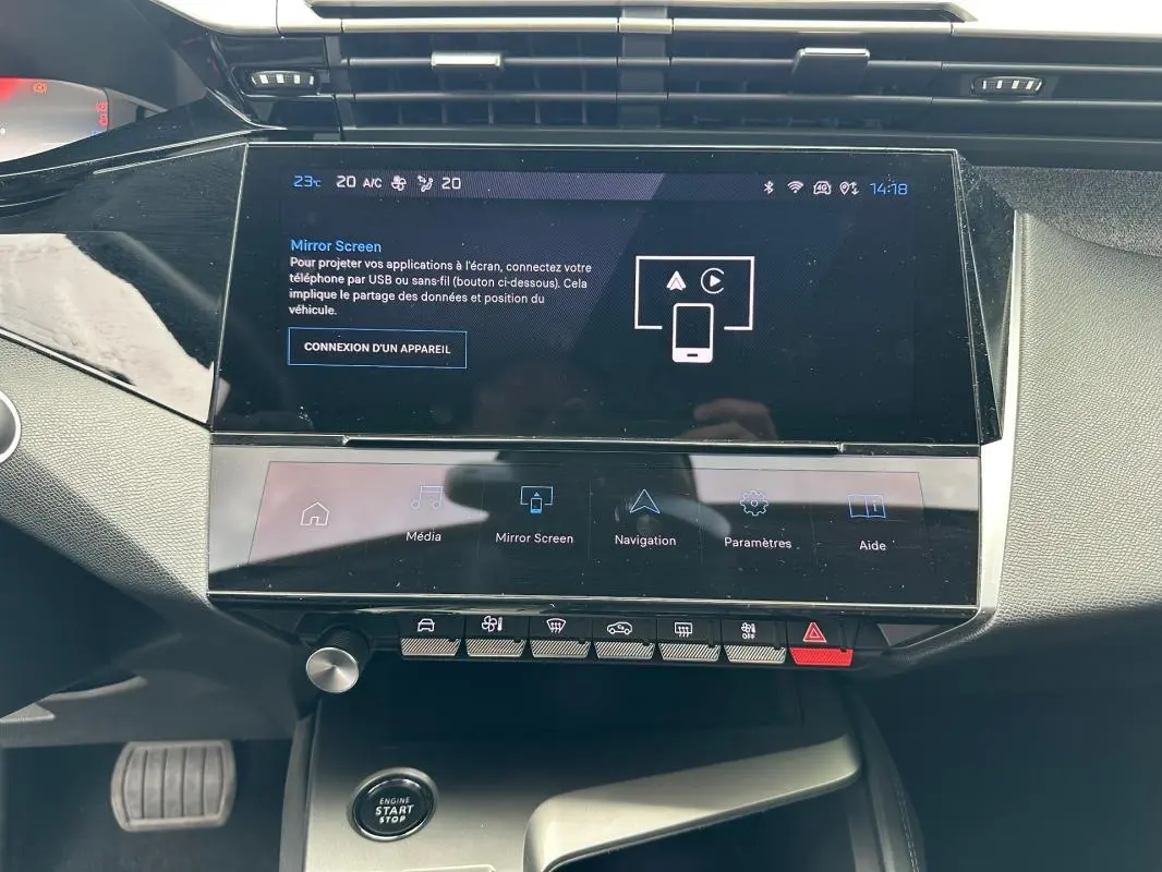 Vue rapprochée du tableau de bord de la Peugeot 308 2023, écran tactile affichant le menu Mirror Screen.