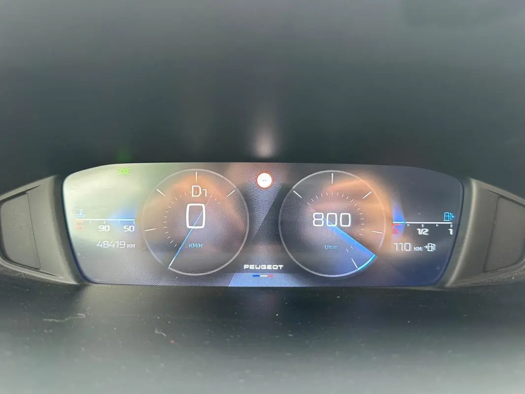Affichage numérique du cockpit de la Peugeot 308 2023, montrant la vitesse à 0 km/h et le régime moteur à 800 tr/min.