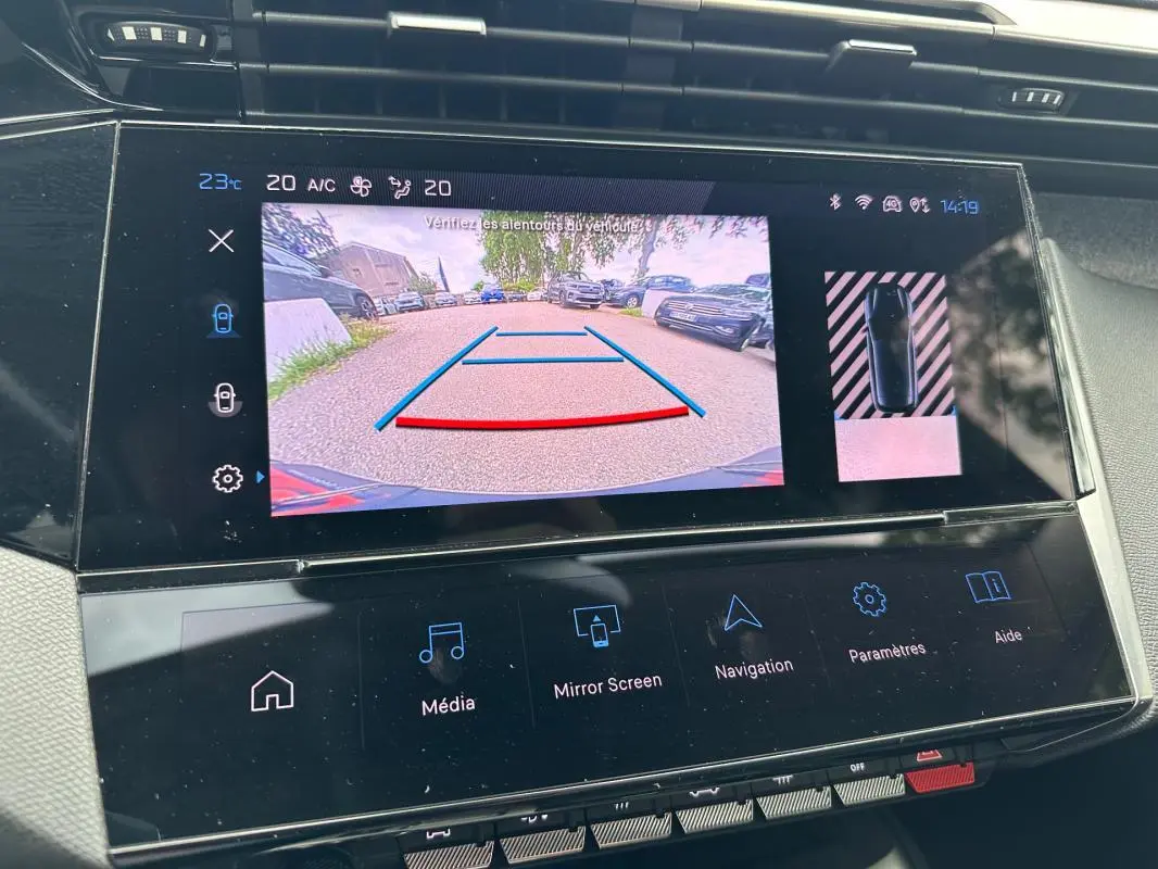 Écran central de la Peugeot 308 2023 montrant la caméra de recul avec guidage et vue 360° intérieure.