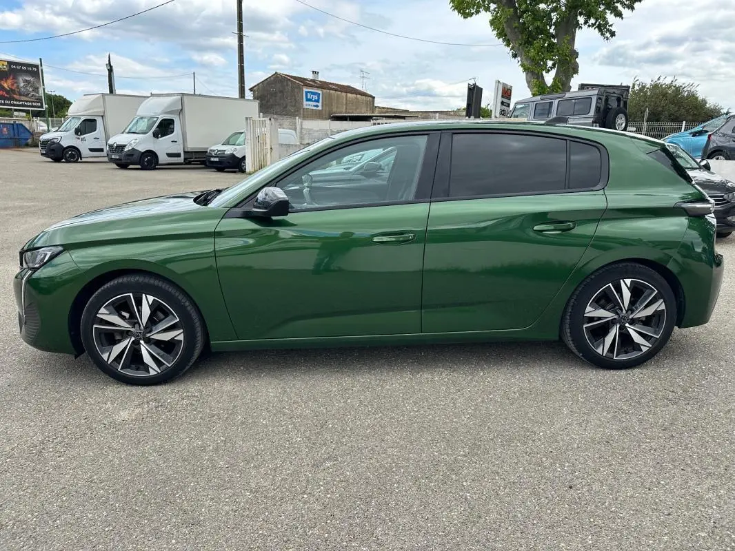 Peugeot 308 vert foncé vue de profil côté gauche, avec jantes alliage 17 pouces et vitres teintées.