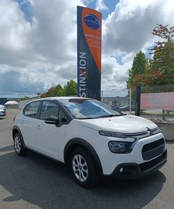 Citroën C3 Société blanche vue 3/4 avant droit, avec protections noires et jantes alliage simples.