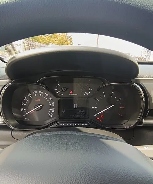 Vue rapprochée du tableau de bord de la Citroën C3 Société 2023, affichant les compteurs et l'écran digital.