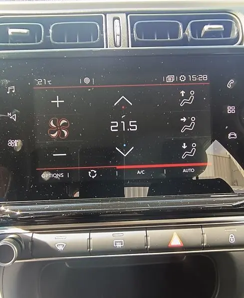Écran tactile de la climatisation de la Citroën C3 Société 2023, affichant 21,5°C avec commandes tactiles et aérateurs noirs.