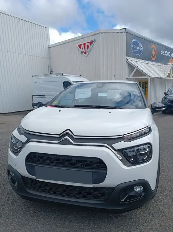Vue avant d'une Citroën C3 Société blanche 2023 avec calandre noire et feux LED distinctifs.