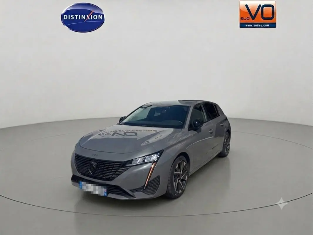 Peugeot 308 Hybrid gris vue 3/4 avant droit, avec jantes alliage 17 pouces et feux LED distinctifs.