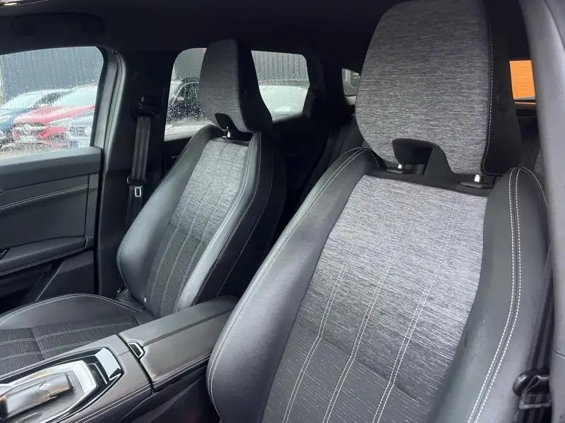 Gros plan sur les sièges avant gris simili-cuir et tissu du Renault Austral 2023, intérieur moderne et soigné.