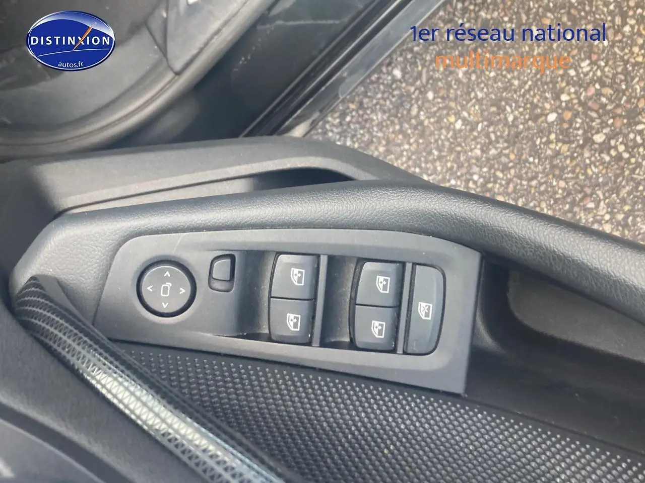 Panneau de commandes des vitres et rétroviseurs côté gauche dans une BMW Série 1 noire (f40) 118i 2023.